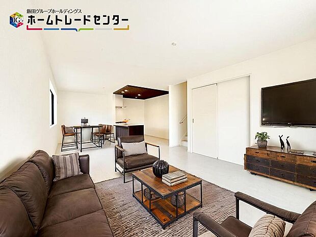 バーチャルにて家具を配置♪対面キッチン採用のリビングは家族が一つになれる空間となります。お料理をしながらリビング全体を見渡すことができるのでお子様が遊んだり、勉強していても一緒に空間を共有できます。