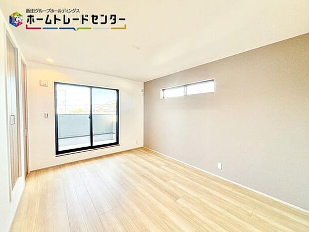 今人気のあるアクセントクロスで個性豊かな2階居室。窓も大きく光がたっぷり入ります!