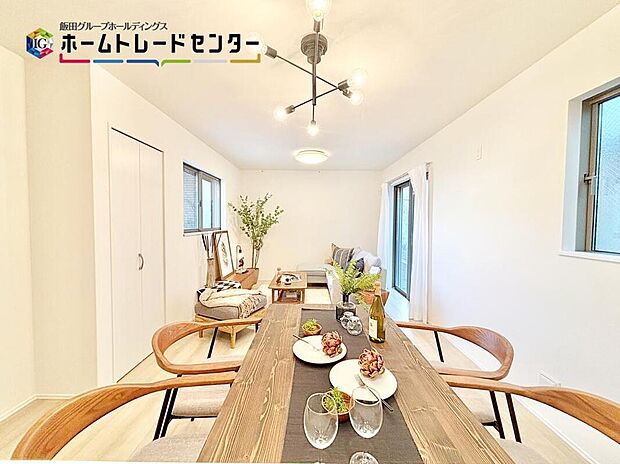 【リビング】
キッチンからみる、リビングの写真になります。対面式でリビング全体を見渡すことができ、キッチンで作業をしながらコミュニケーションも取れます♪