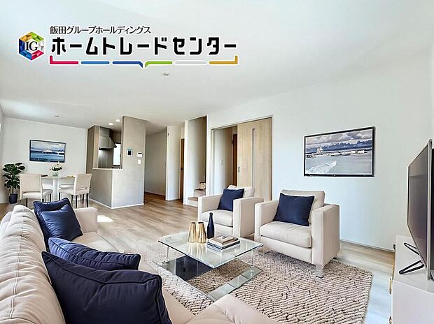 【バーチャルで家具配置】
家族やお友達とのお食事やティータイムを楽しむダイニングは対面キッチン。お食事やお茶の準備をしながらでも、自然と会話の輪が広がります。