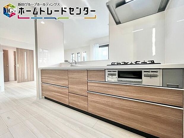 人気の対面キッチンは吊戸棚をなくして解放感を重視しました。リビングを見渡すことができて小さなお子様がいても安心ですよ。