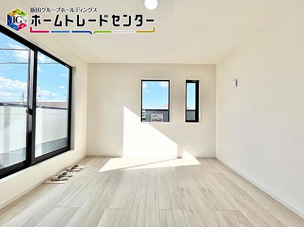 大きなベッドも配置できる主寝室には大型クローゼットもしっかり完備し、夫婦のお洋服もしっかり収納できますよ。