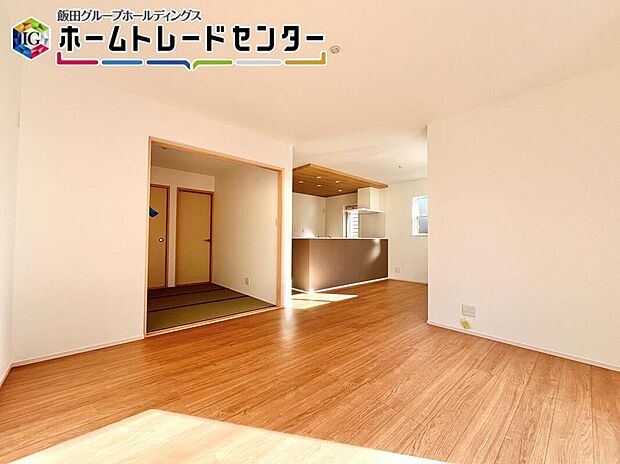 【リビング】
約１７帖の広々LDKは大好きな家具でゆとりの配置が出来る広さ♪この広さなら大きなテレビも映えますよ♪