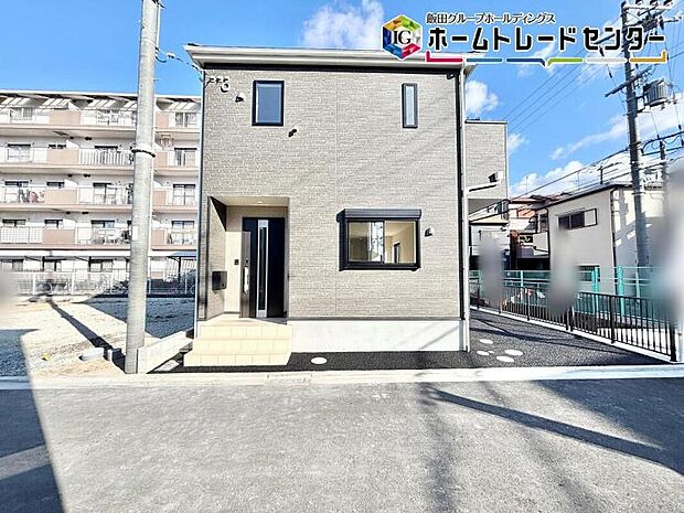 【現地外観写真】
２号棟外観はシックなカラーで今人気の配色♪飽きの来ないタイプなので長くお住まいいただけます♪