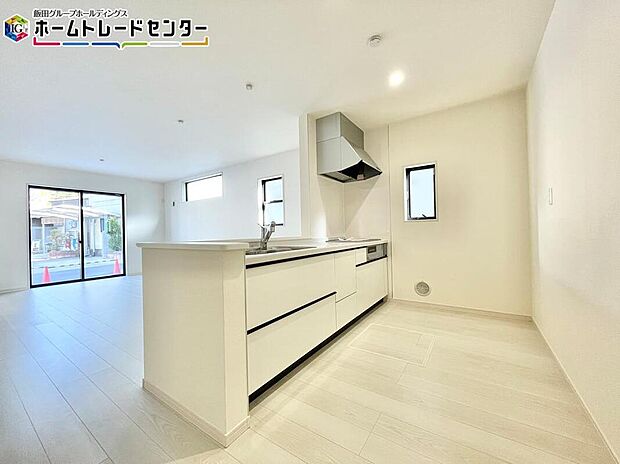 【キッチン】
オープンカウンターの対面キッチンは、家事をしがらでも1日の出来事を家族とお話できるのもメリットで人気の間取りの一つです。