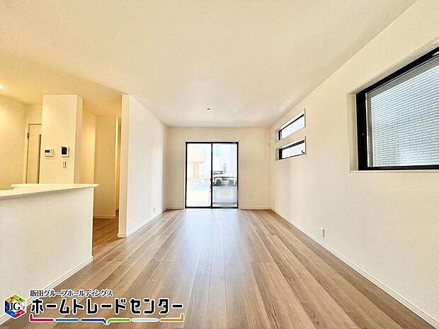 【リビング】
家族やお友達とのお食事やティータイムを楽しむダイニングは対面キッチン。お食事やお茶の準備をしながらでも、自然と会話の輪が広がります。