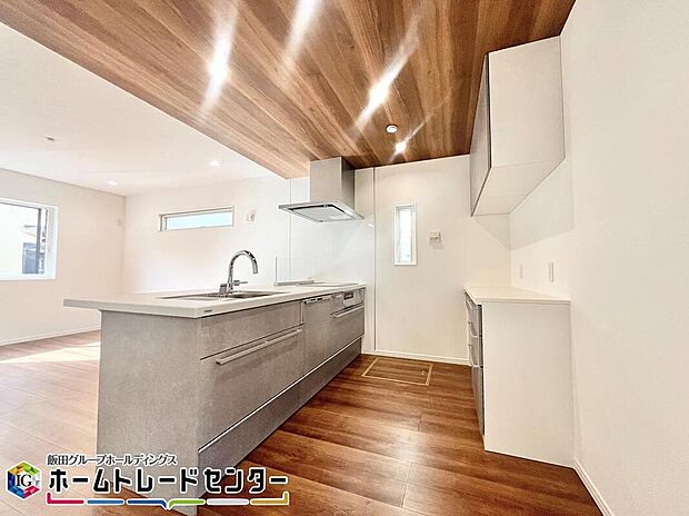 【キッチン】
忙しい奥様の味方、後片付けもラクラクなビルトイン深型食洗機付き。洗い終わった食器の水切りや乾燥としても便利です。