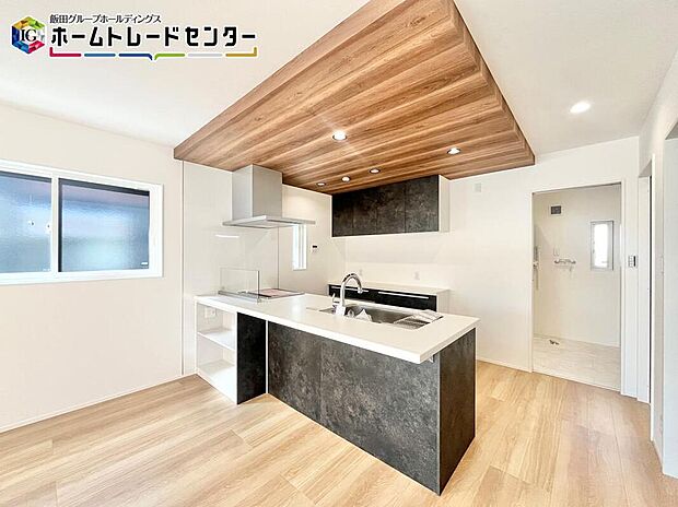 【ダイニング】
キッチン裏側には収納棚がついています♪モデムなどもここのに収納できてスッキリ見せてくれます♪