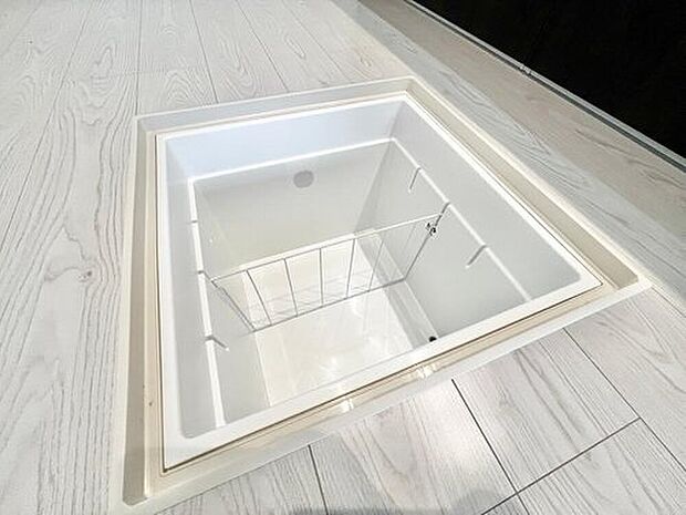 【床下収納】高い剛性でたわみが少ないキッチン床下収納。荷重100kgまで耐えられるので、買い置きの調味料や非常食などを保管できます。


