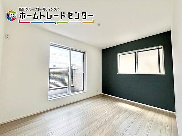 【リビング以外の居室】バルコニーが洋室内にあり、お子様も日中には気持ちよくお昼寝ができますね。