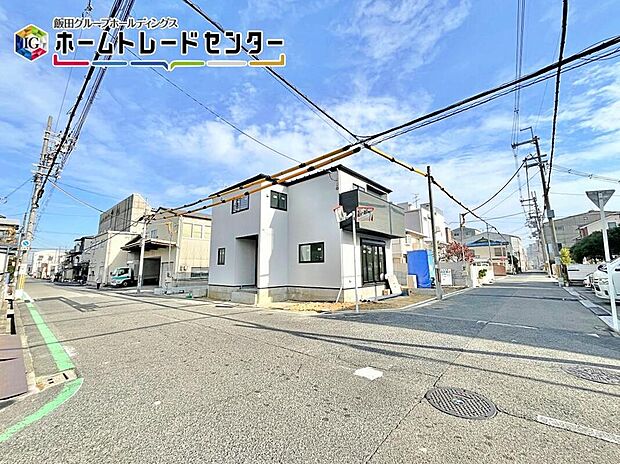 【前面道路含む現地写真】前面道路は約５ｍから７ｍで圧迫感なし！駐車もスムーズにできます！