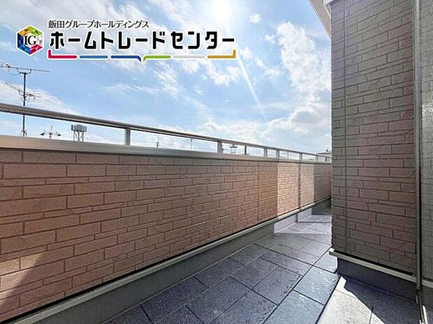 【南面バルコニー】雲以外に太陽を遮るものがありません。
お洗濯物も乾きやすく、何より明るく気持ちのいい光が入ってきます！
