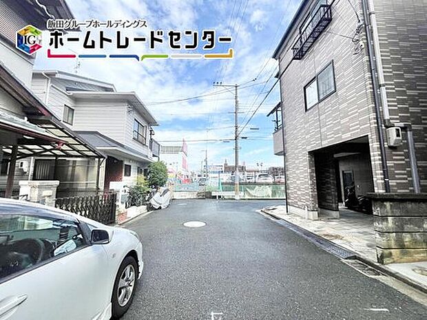 【前面道路含む現地写真】道路幅は約６．７ｍあるので、運転が苦手な方でも楽々駐車できます♪電柱から建物まで距離があるのは、防犯面でも良いポイントです。

