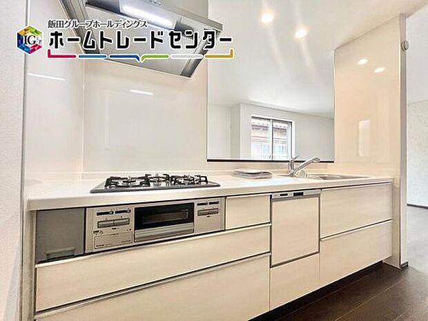 【キッチン】人気の対面キッチンは吊戸棚をなくして解放感を重視しました。リビングを見渡すことができて小さなお子様がいても安心ですよ。

