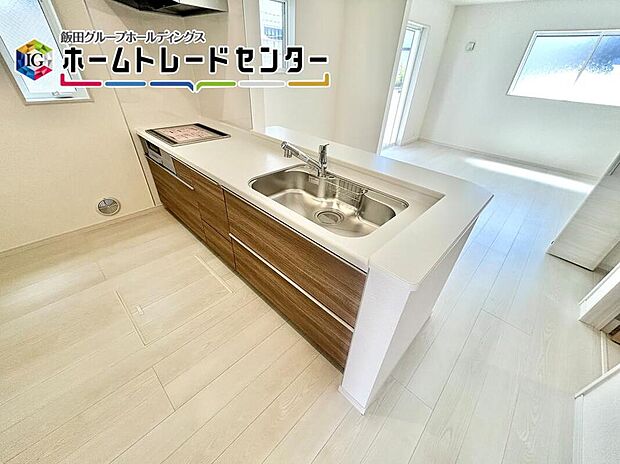 【キッチン】人気の対面キッチンは吊戸棚をなくして解放感を重視しました。リビングを見渡すことができて小さなお子様がいても安心ですよ。