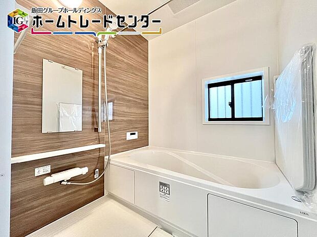 【浴室】1坪タイプの浴室は、足を延ばして入ることのできる浴槽です。もちろん家族で仲良く入浴も可能♪一日の疲れも吹っ飛びますね。