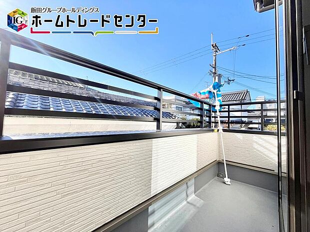 【バルコニー】ワイドバルコニー設置で、家族のお布団もたくさん干すことが可能。これで一日の最後は安眠ですね。