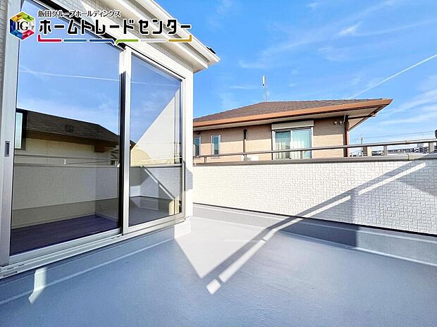 【【バルコニー】】ワイドバルコニーを設置した２号棟。洗濯はもちろん！ぽけーっと一日の疲れを癒す為に外に出るのもいいかもです♪