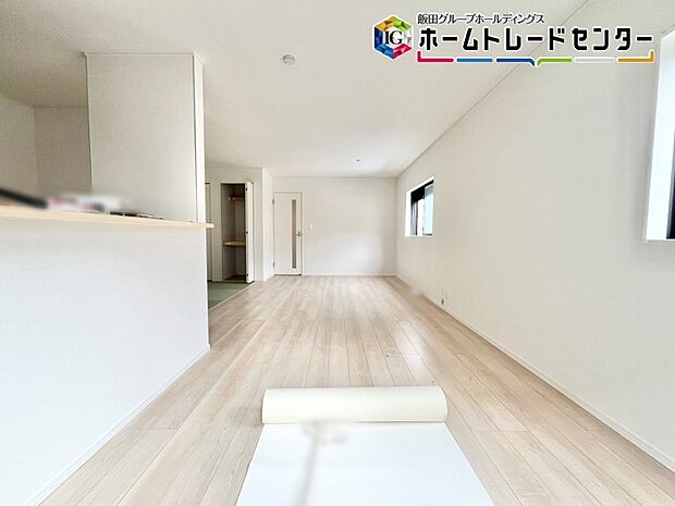 【リビングルーム】LDK約18帖！タタミコーナーが約3帖！広々開放的なLDKはL型で家具の配置がしやすいです♪