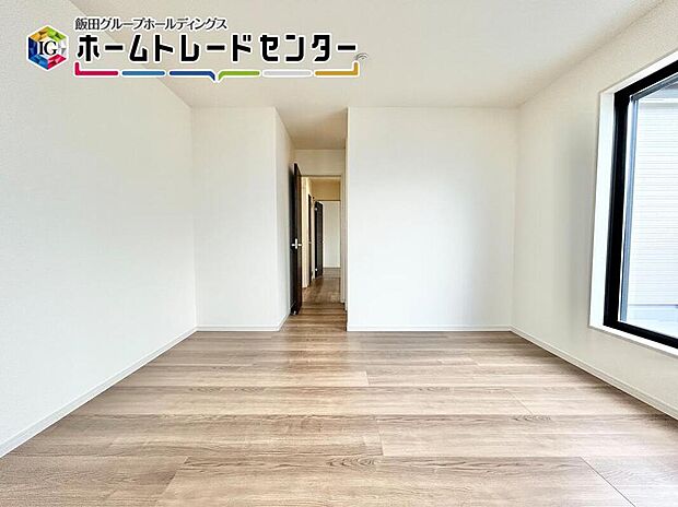 【リビング以外の居室】白を基調とした居室。明るめのフローリングですので、壁紙ともマッチし、お部屋を更に広く見せてくれる効果も