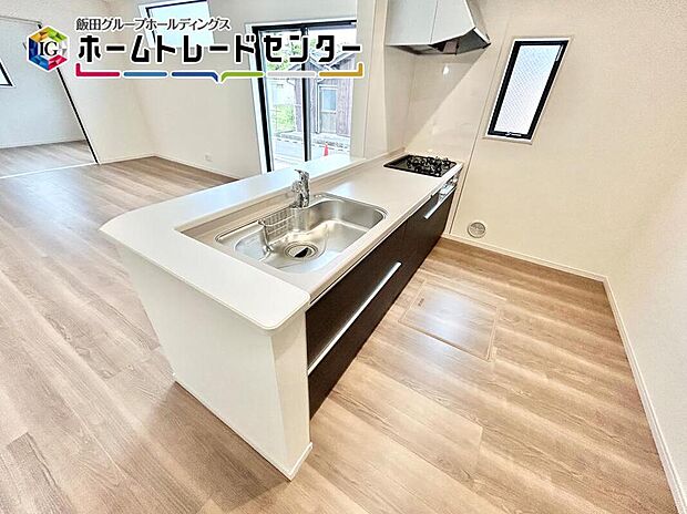 【キッチン】人気の対面キッチンは吊戸棚をなくして解放感を重視しました。リビングを見渡すことができて小さなお子様がいても安心ですよ。