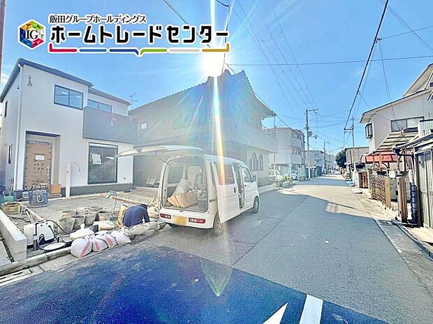 【前面道路含む現地写真】道路幅は約５．４ｍあるので、運転が苦手な方でも楽々駐車できます♪電柱から建物まで距離があるのは、防犯面でも良いポイントです。