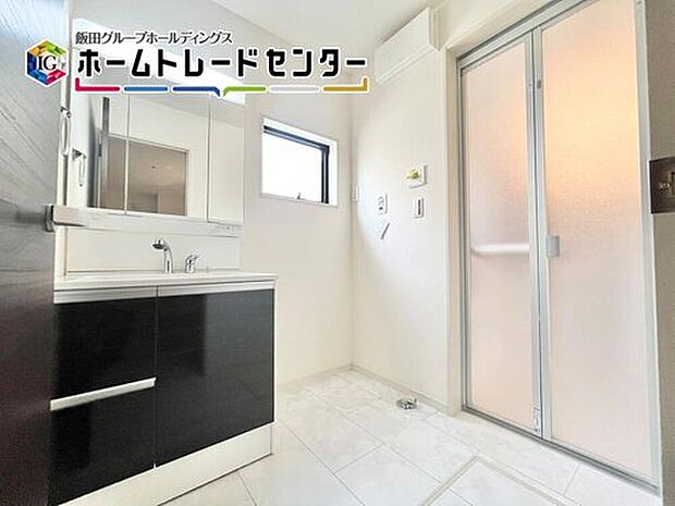 【洗面台・洗面所】毎日使うものだから清潔な空間を保ちたい水回り。洗面化粧台にはそんな願いを解消させてくれる収納アイデアが満載です。三面鏡の裏側にはキャビネットが現れ小物から背の高い物まで収納できます。

