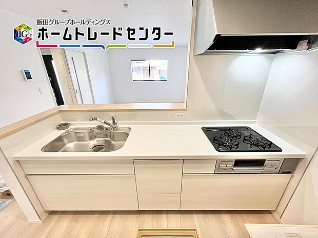 【キッチン】人気の対面キッチンは吊戸棚をなくして解放感を重視しました。リビングを見渡すことができて小さなお子様がいても安心ですよ。