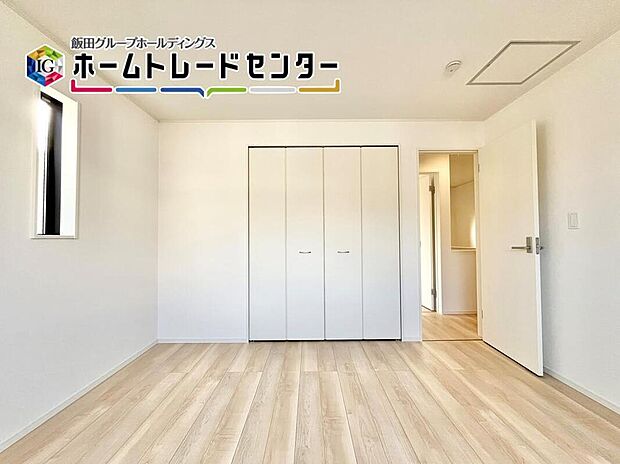 【リビング以外の居室】充分な広さの収納を備え、採光良好な洋室は、快適空間。プライベートの時間もゆったりお寛ぎ頂けそうです。