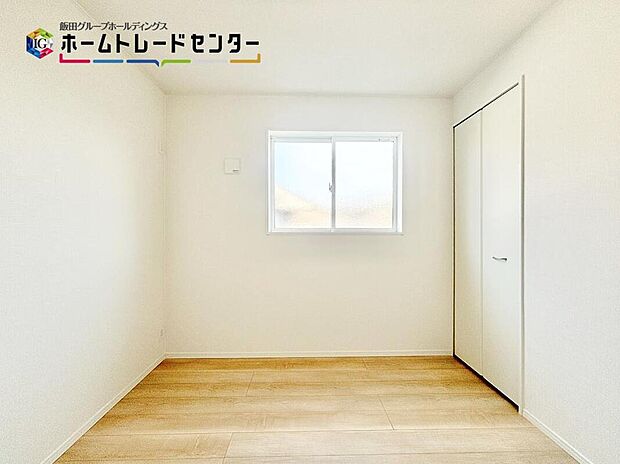 【リビング以外の居室】２階は振り分けタイプの居室が４つ！プライベート感重視で各室しっかり収納付き♪