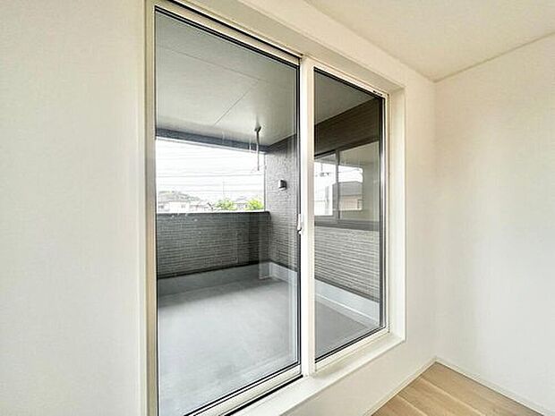 【アルミと樹脂の複層ガラスサッシ】外側はアルミ、室内側は樹脂のサッシに風葬ガラスを使った省エネ仕様。真冬のヒヤッと感の少ないサッシで室内の温度を保ってくれます♪
