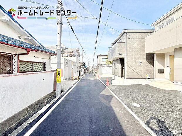 【前面道路含む現地写真】２台駐車可能なカースペースは、友達が来た時に誇らしげに停めてもらえる広さを確保。車だけでなく自転車や大型バイクも♪