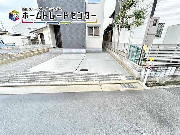 【駐車場】２台駐車可能なカースペースは、友達が来た時に誇らしげに停めてもらえる広さを確保。車だけでなく自転車や大型バイクも♪