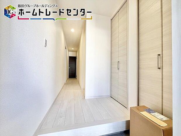 【玄関】大型収納を確保した玄関は大容量の家族分のシューズを収納可能♪稼働棚を設置していますので高さなども変更可能♪