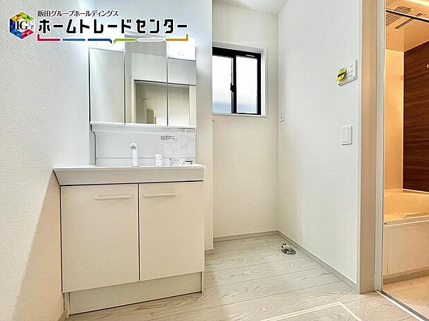 【洗面台・洗面所】明るく清潔感溢れるサニタリースペース。毎日使う場所だからこそ、快適な空間となっております。