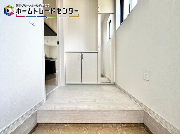 【玄関】道路側から見えない玄関はプライバシーを重視！安心の設計です♪