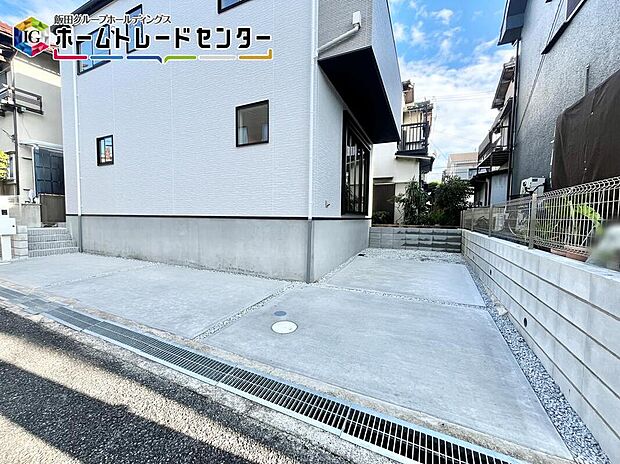 【前面道路含む現地写真】戸建のメリットは何といってもゆったり建っていること。車や自転車などおうちから出てすぐに使用可能♪