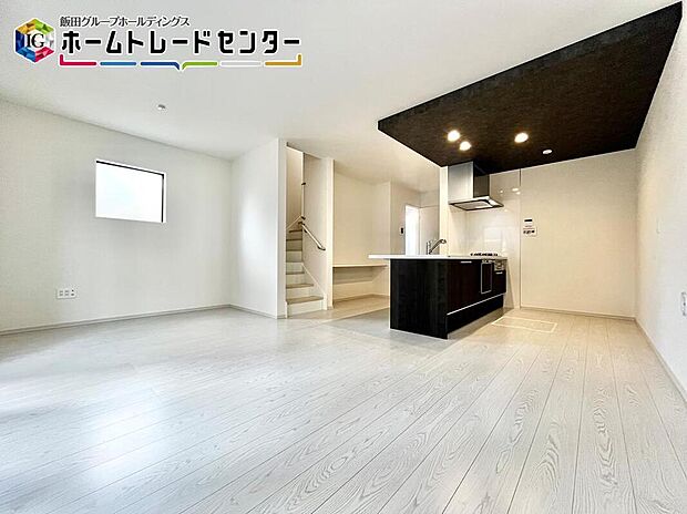 【リビング】約１５．９帖のリビングでうがソファやダイニングもしっかり配置が出来るのでぜひ一度、実際の室内をご覧いただきたいです♪