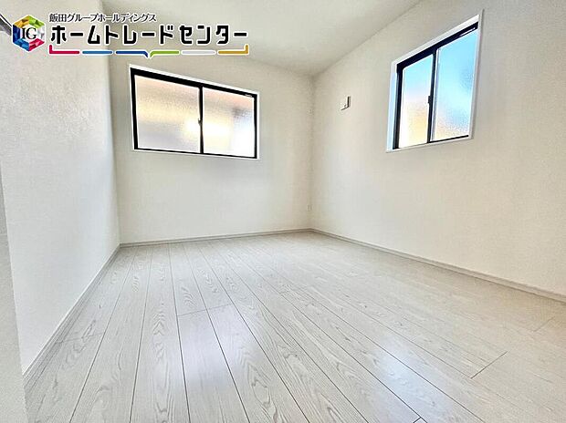 【リビング以外の居室】居室のサッシにはペアガラスを採用、高い断熱性による省エネと結露対策に有効です。室内を快適な空間に代えてくれます。現地の通風や採光も実際にご確認下さいませ。