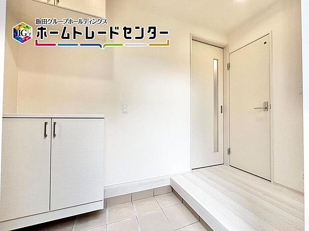 【玄関】玄関のシューズボックスは大容量で4人家族でも安心です！お客様を迎える玄関をいつもスッキリさせられます♪