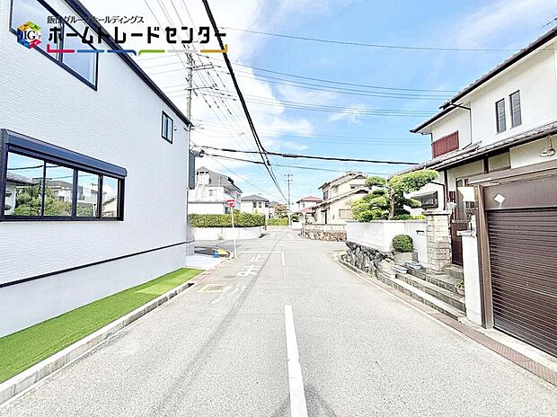 【前面道路含む現地写真】前面道路も広々していてしっかり歩道も確保で、車の駐車もストレスフリーの区画！この街並みはやっぱり解放感があります♪