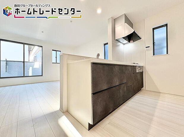 【キッチン】人気の対面キッチンは吊戸棚をなくして解放感を重視しました。リビングを見渡すことができて小さなお子様がいても安心ですよ。