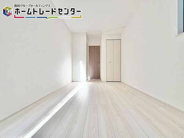 【リビング以外の居室】居室に収納を完備しておりますので、いつでもお部屋をすっきりとお使いいただけそうです。