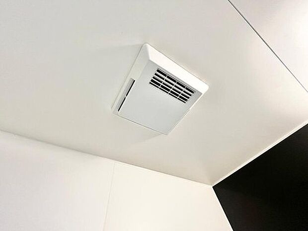 【浴室暖房換気乾燥機】入浴後の水滴や湿気を排出し、カビの発生や臭いを抑制する暖房換気乾燥機。雨の日の洗濯物にも効果的です。