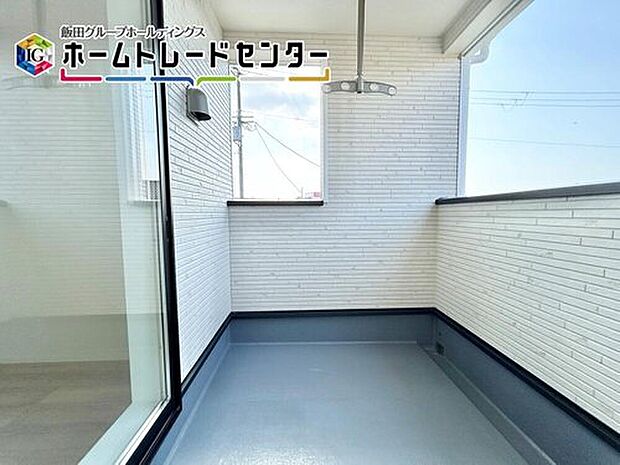 【バルコニー】インナーバルコニーで屋根要らず。少々の雨にも負けません。共働きの強い味方♪

