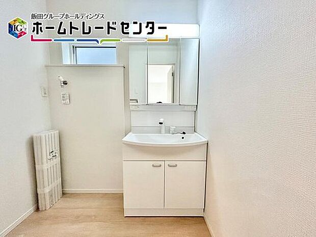 【洗面台・洗面所】毎日使うものだから清潔な空間を保ちたい水回り。洗面化粧台にはそんな願いを解消させてくれる収納アイデアが満載です。三面鏡の裏側にはキャビネットが現れ小物から背の高い物まで収納できます。

