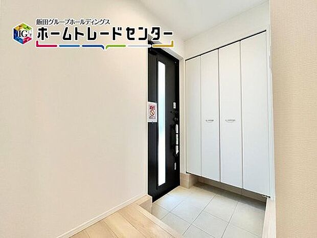 【玄関】玄関のシューズボックスは大容量で4人家族でも安心です！お客様を迎える玄関をいつもスッキリさせられます♪

