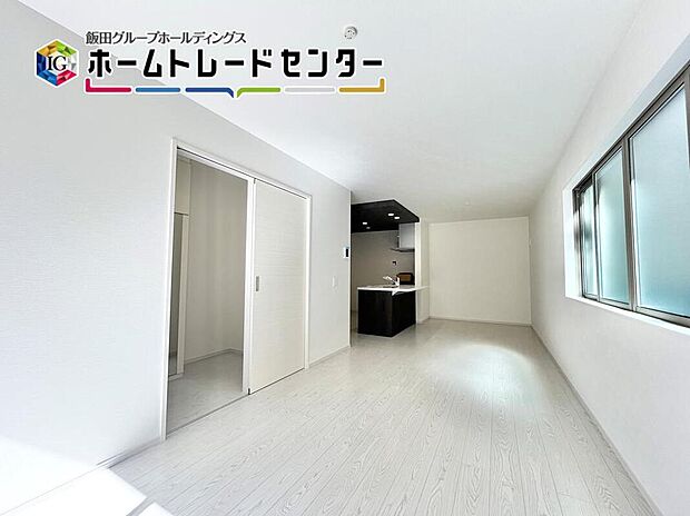 【リビング】対面キッチン採用のリビングは家族が一つになれる空間となります。お料理をしながらリビング全体を見渡すことができるのでお子様が遊んだり、勉強していても一緒に空間を共有できます。