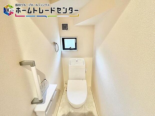 【トイレ】白を基調とした、清潔感あふれるトイレスペース。冬場のヒヤッとを防げる温水洗浄便座♪寒い日でも快適に過ごせます。

