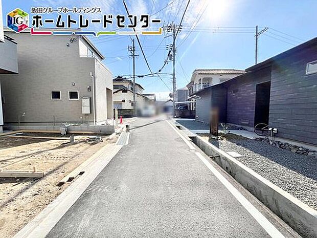 【前面道路含む現地写真】前面道路もスッキリしていて、運転が苦手な方でも楽々駐車できます♪電柱から建物まで距離があるのは、防犯面でも良いポイントです。

